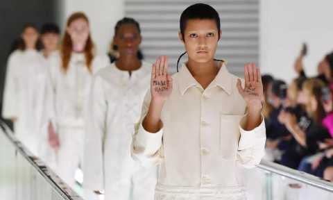 Gucci模特手写标语抗议将精神健康用于时尚概念