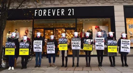 PETA 的成员们在 FORERVER 21 店铺门口抗议