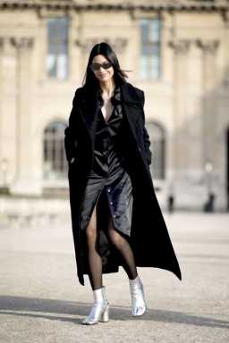 黑色大衣绝对是秋冬季节最必不可少的显瘦单品